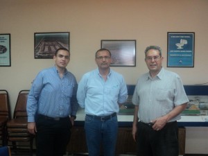De izquierda a derecha: Miguel Maya, personal de la PTAR y Nicolás Pineda
